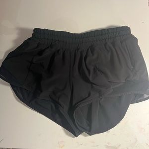 black hottie hot lululemon 2.5” shorts